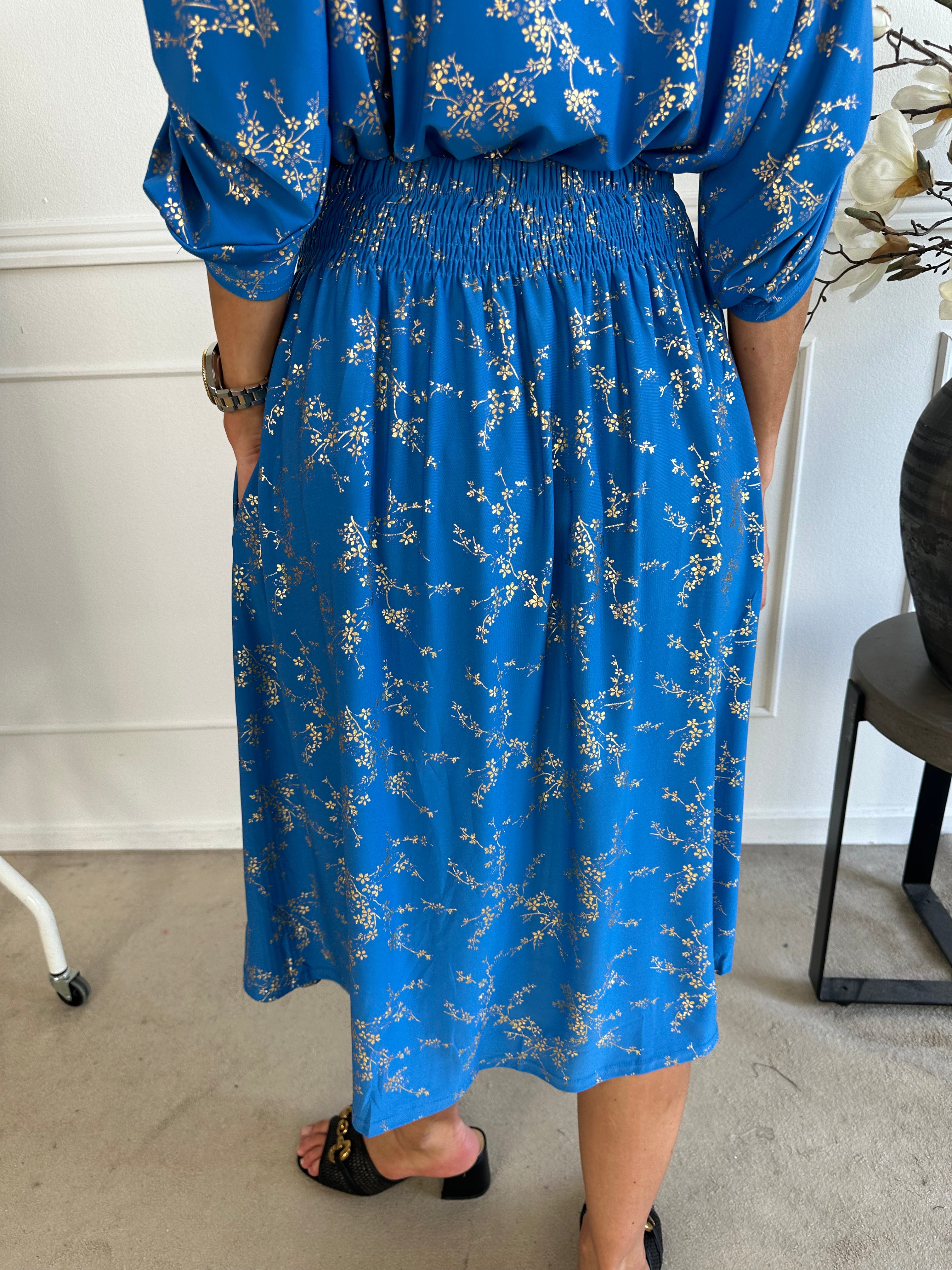 Pams Gold Midi Skirt - Kjol i stretchigt material med fickor